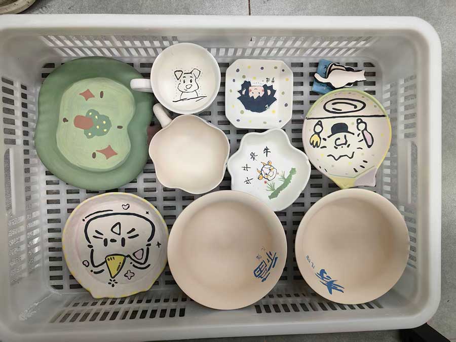 来到瓷都我们是必须要自已动手画一下的，这个要25天左右者可以给烧好，给每个亲人都画了一下，以作留念。