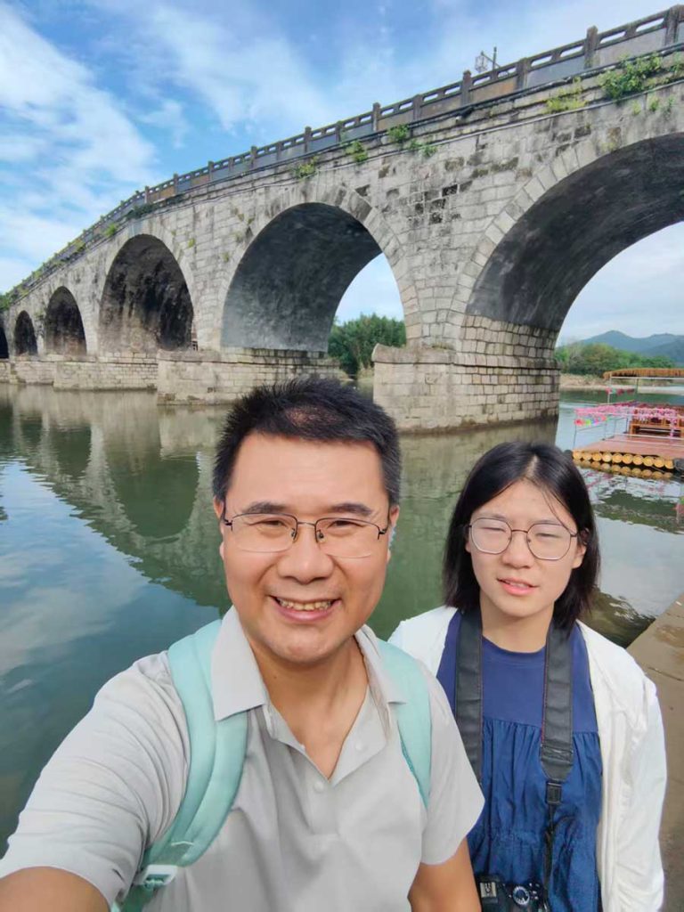 这里是东埠码头，来这里看景的人很很少，很感谢这位网约车的司机师傅免费把我们带到这里逗留了近30分钟，这里开发的极少，风景极好，如果有机会要来看一下。